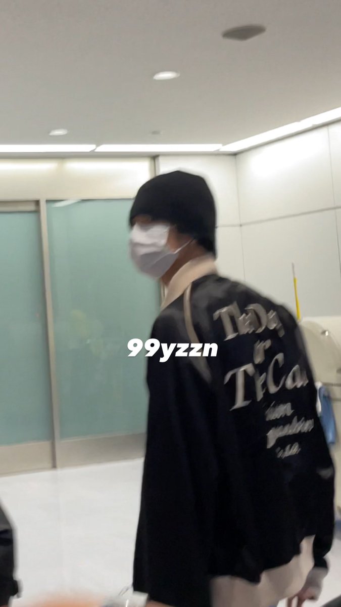 99yzzn's tweet photo. 221014 NRT 입국 🐾♡
#투모로우바이투게더  #TXT           
#TOMORROW_X_TOGETHER
#연준 #YEONJUN #ヨンジュン https://t.co/sOEQVgXbmJ