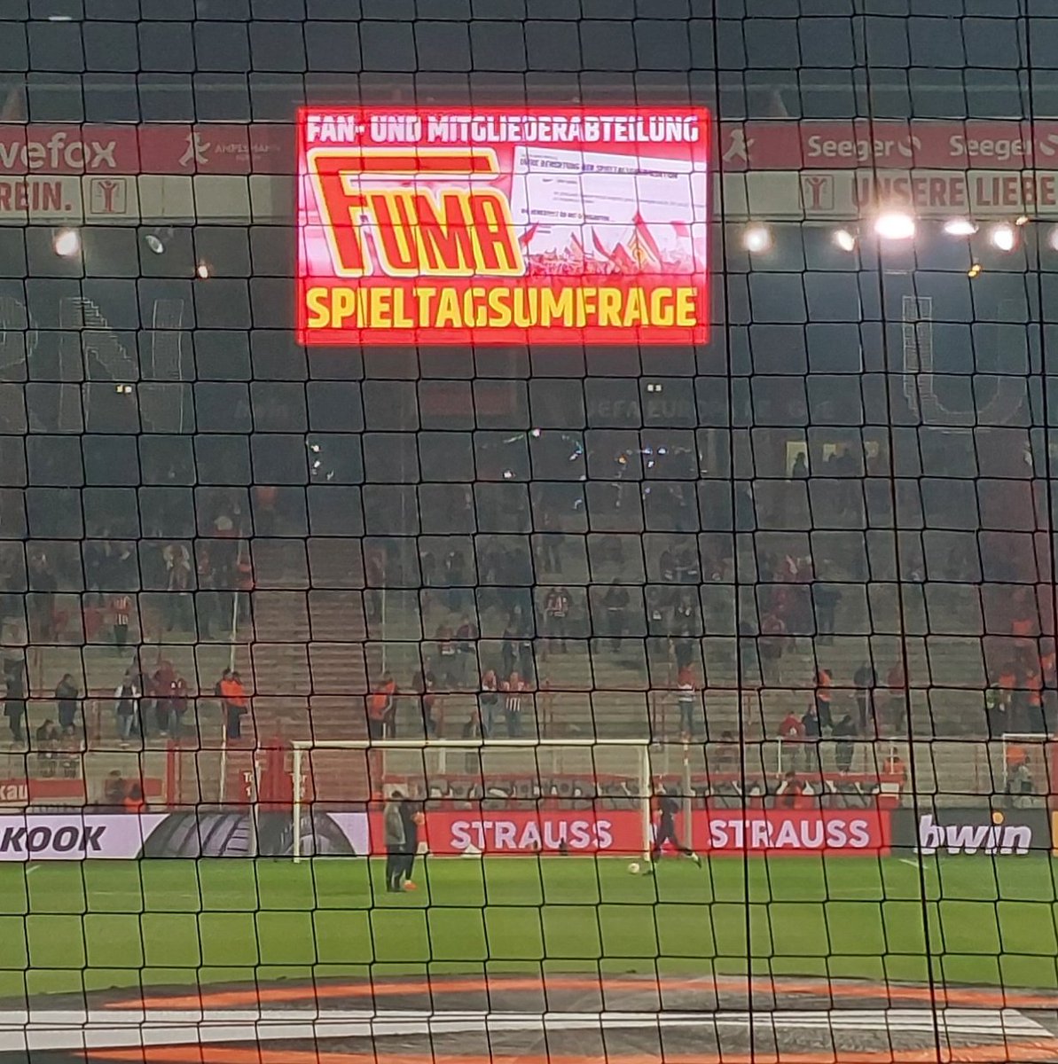 Ladies_JustFans's tweet photo. Das, was die Anzeigetafel sagt. Die hat ja immer recht. Oder? Als letztes zeigte sie "Union in Europa 2023" an, stimmt das? Ich bin mir noch nicht ganz sicher, aber auch so stimmlos, dass ich niemanden fragen kann 🔴⚪️
#FCUMFF
#unveuropa
#fcu_fuma
https://t.co/JVyQhiAtSL https://t.co/GXwXGHrAGc