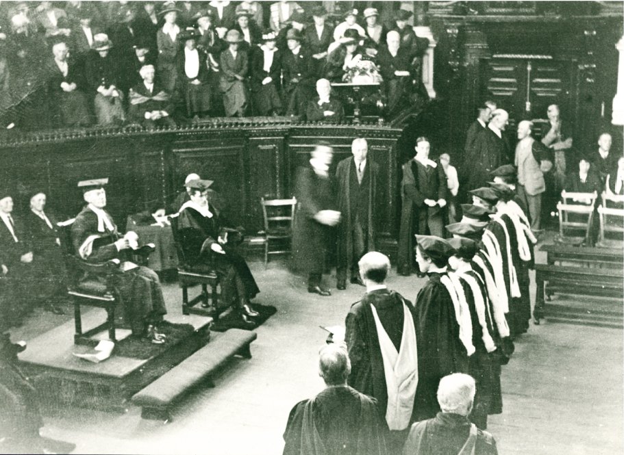 University of Oxford (@uniofoxford) on Twitter photo #OnThisDay 102 years ago, the first women received their Oxford degrees 🎓
📷 | <a href="/StAnnesCollege/">St Anne's College</a> #OnThisDay 102 years ago, the first women received their Oxford degrees 🎓
📷 | <a href="/StAnnesCollege/">St Anne's College</a>