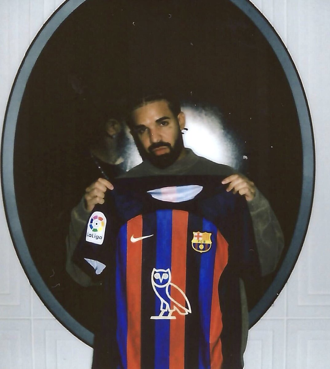 433's tweet image. Barcelona will have @Drake’s logo on the front of their kit against Real Madrid on Sunday 🦉🎶