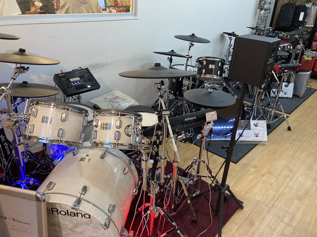 drum_key_shin's tweet photo. Roland V-Drumsコーナー大幅リニューアル！✨
新製品の『VAD507』『VAD307』『TD-27KV2』『TD-17KV2』の展示機の設置が完了いたしました！
#Roland #VAD #VDrums https://t.co/TxeYvdcf7G