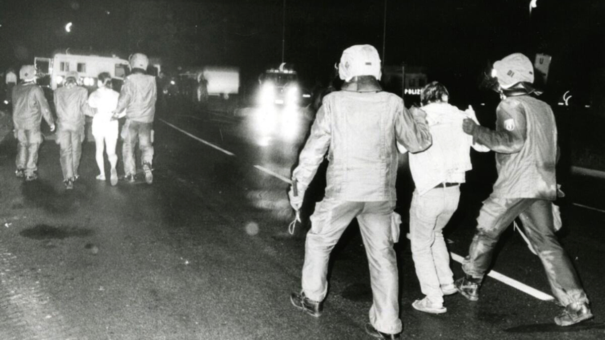 1992 greifen etwa 200 Neonazis eine Geflüchtetenunterkunft ein #Cottbus an. Lange schweigen die Menschen der Stadt. Bis jetzt. Mehr dazu in der neuen DIB-Folge mit <a href="/cottbus1992/">cottbus92</a> und <a href="/BarbaraDomke/">Barbara Domke ❤️🖤</a>. 

mozpodcast.podigee.io/77-rechtsextre… 

Foto: Erich Schutt