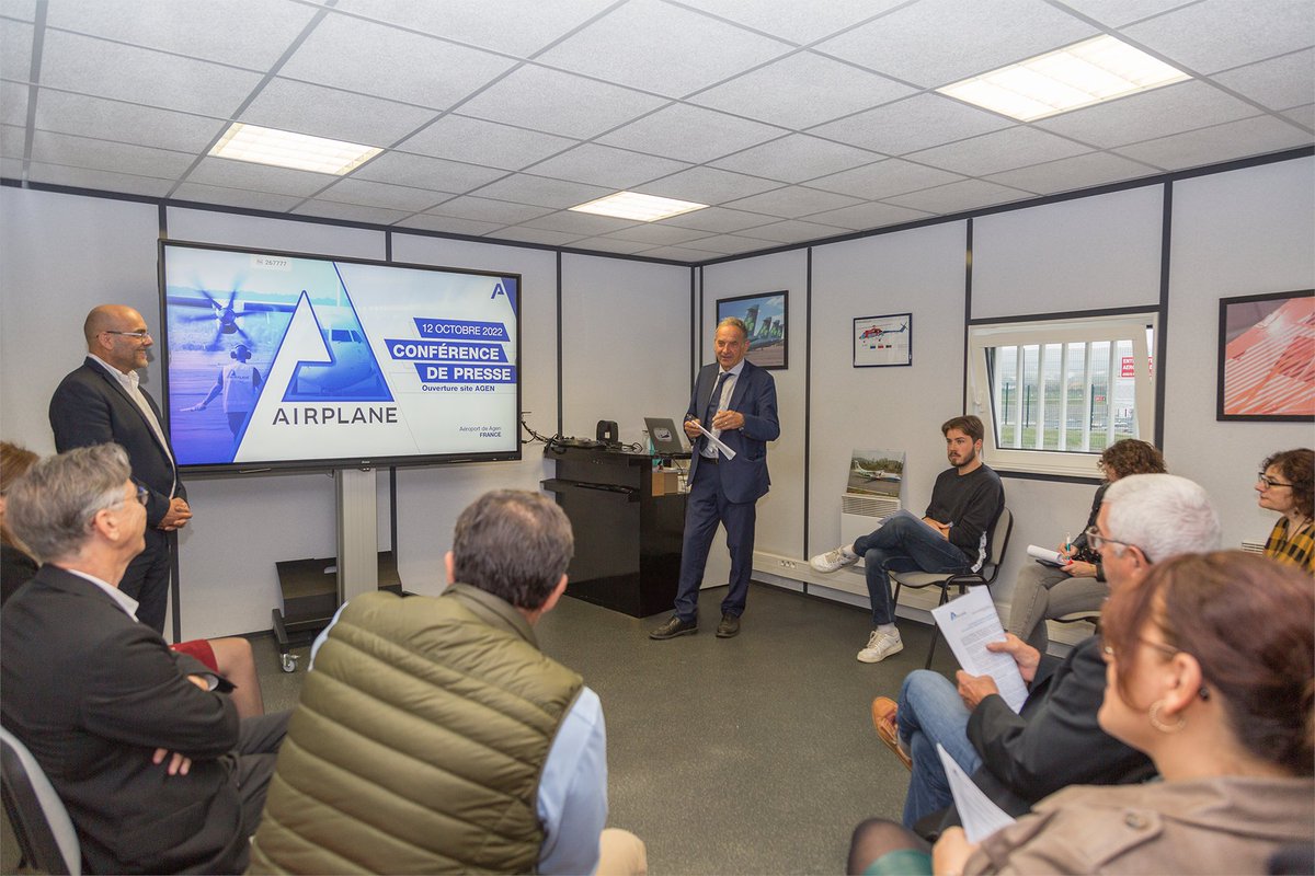 AirplaneGroup's tweet photo. Merci à @Fredpechavy, Président de la @CCI47, @jeandionis, Président de @AggloAgen, Maire de @villeagen et Président du SMAD et @dartusjean Président de @immoCCI47 pour votre soutien. https://t.co/Rx2D6MnqUJ