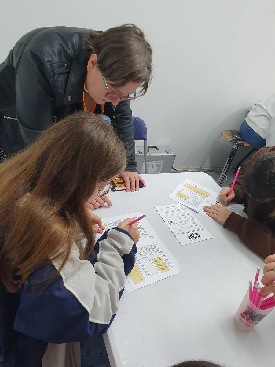 iblasquez's tweet photo. Atelier Astérix et Obelix au pays des cryptographes par @CrisetenO de @iutdulimousin et @InstitutXLIM à la #FetedelaScience pour #whywomencode @aliptic_ https://t.co/TsuULilSct