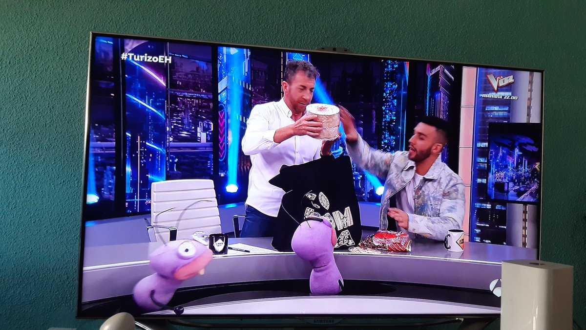 alejamarind's tweet photo. Diabolines,obleas, #chocoramo, #cafédecordoba, arequipe 😍
 Oro puro...los regalos de @ManuelTurizoMTZ 🇨🇴 para @PabloMotos en @Elhormigueroes 🇪🇸 https://t.co/3ZjVuInidB