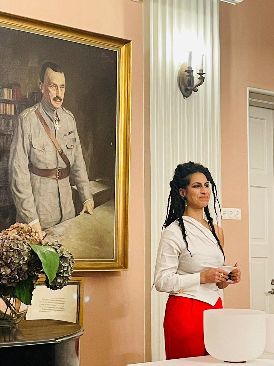 Tällä viikolla päättyneen Maanpuolustuskurssin 241 yksi ehdottomia kohokohtia oli Mitra Matoufin, iranilaistaustaisen laulajan, näyttelijän ja lentäjän, puhe kurssin päätösjuhlissa Suomenlinnan upseerikerholla. #MPK241 @MPkurssit