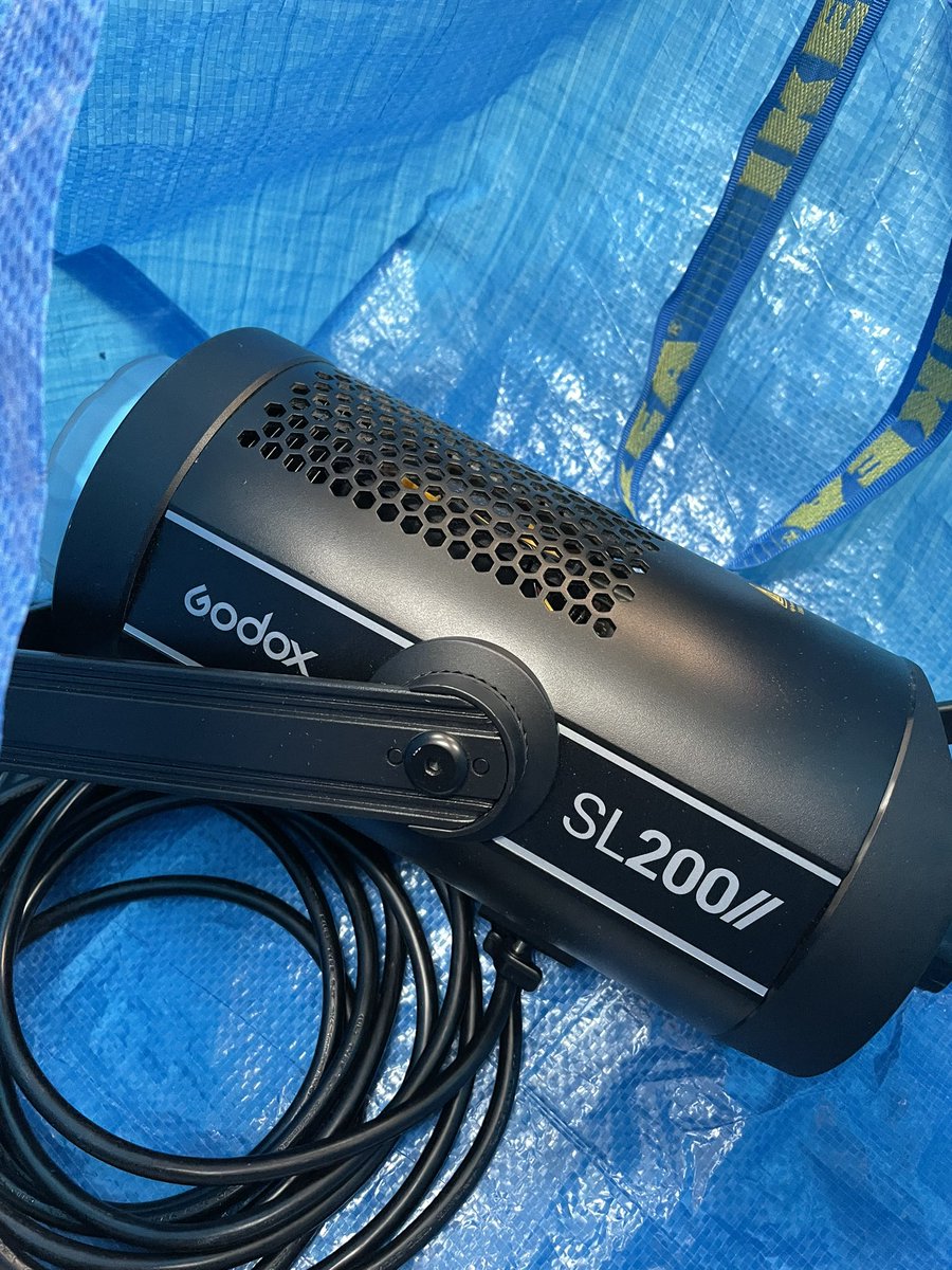 hissystudio's tweet photo. SL200II光量高くて発色も良くて概ね満足してるんだけど、専用ケースが付いてないので持ち運びが危険で不安。これにぴったり合うソフトケースないかな。リフレクターは収納不要で。
#godox #sl200ii #ゴドックス https://t.co/5Rbti8vogy