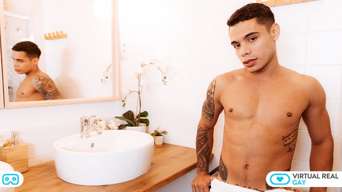 1 pic. ??? Coming out of the shower, @_Randy_Junior_ starts to touch his wet body and he gets horny,
