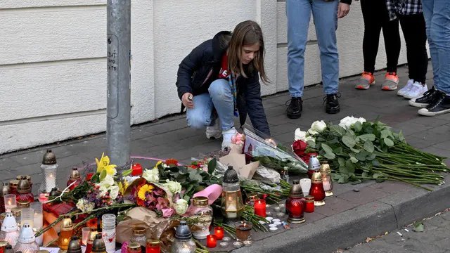 antonioabadg's tweet photo. 🔴 Muy grave | Ataque fascista deja dos muertos en una discoteca LGTBI en Bratislava. Lo que no verás en los medios:

El asesino, de 19 años, tenía un manifiesto de 60 páginas contra personas LGTBI y judíos. Disparó con el arma de su padre, líder de la extrema derecha eslovaca. https://t.co/hRZB8H7sCG