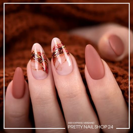 prettynailshop's tweet photo. Mit diesem zarten #Design stielst Du sogar dem bunten #Herbst 🍁🍂 die Schau! Guck mal, wie einfach das geht. Hier geht´s zur #Videoanleitung für diese #Nailart: ⬇ https://t.co/QGNnMFo7pV https://t.co/SoJ49F2mXX