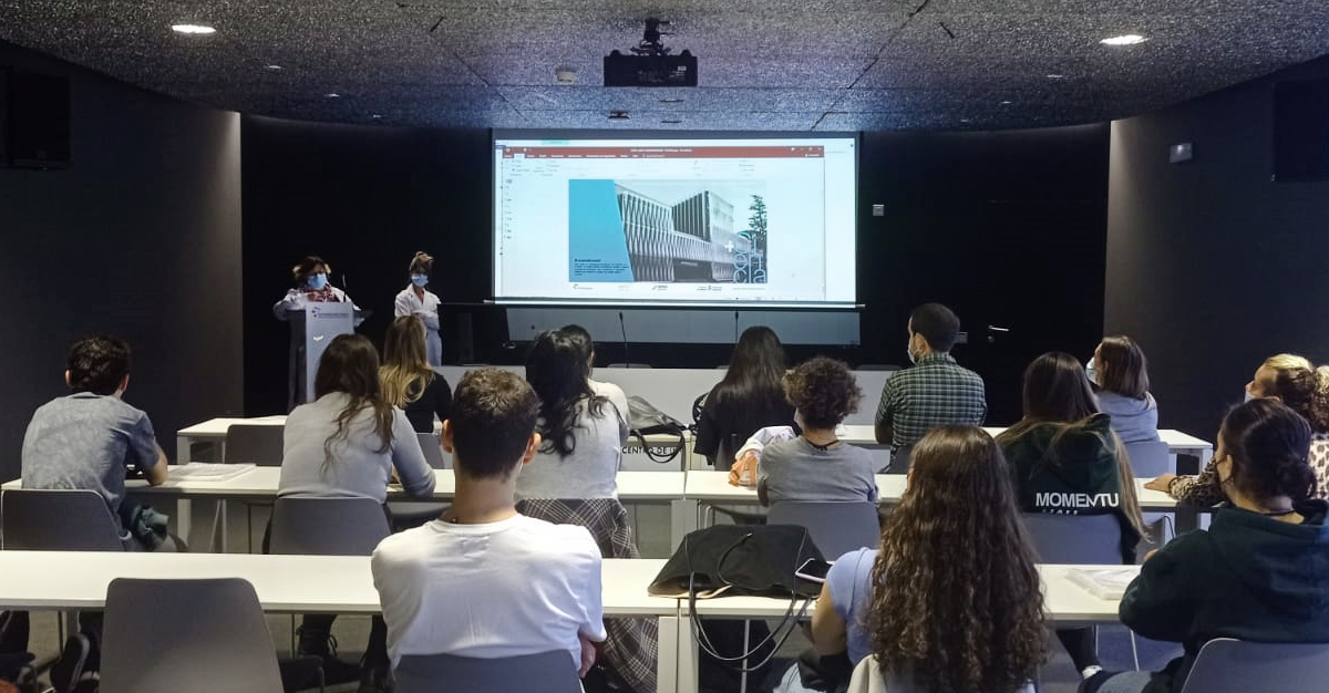navarrabiomed's tweet photo. 👥 Atzo, #Nafarroa –ko Osasun tekniko Eskola Profesionalako (#ESTNA) Zelula-kultura Espezializazio Ikastaroko ikasleak hartu genituen
👩🔬 #Biobanku -ko eta Oncobiona Unitateko profesionalek zentroko instalazioak eta laborategiak erakutsi zizkieten https://t.co/je7aF90itd