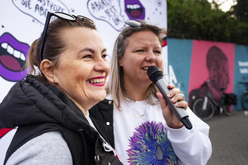 #Poland: abortion rights activist Justyna Wydrzyńska is back in court, facing imprisonment for helping women access medication abortion. 🔴Live updates today by @hrw's @hillarymargo from the courthouse 🔴For context: hrw.org/news/2022/07/1… #ReproductiveRightsAreHumanRights