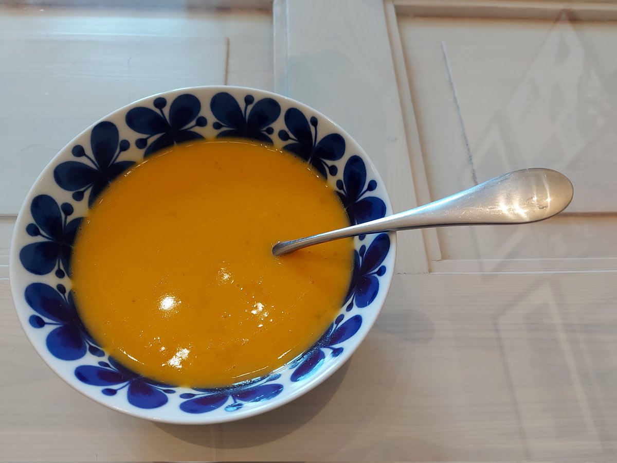 SoileKakonen's tweet photo. Värikäs ruoka on myös ilo silmälle, kauneus on ihan hyvä argumentti aterialle 🎃. #ViaKasvimaa #Kurpitsakeitto, #ruokailoa https://t.co/2vAQVPhS0r
