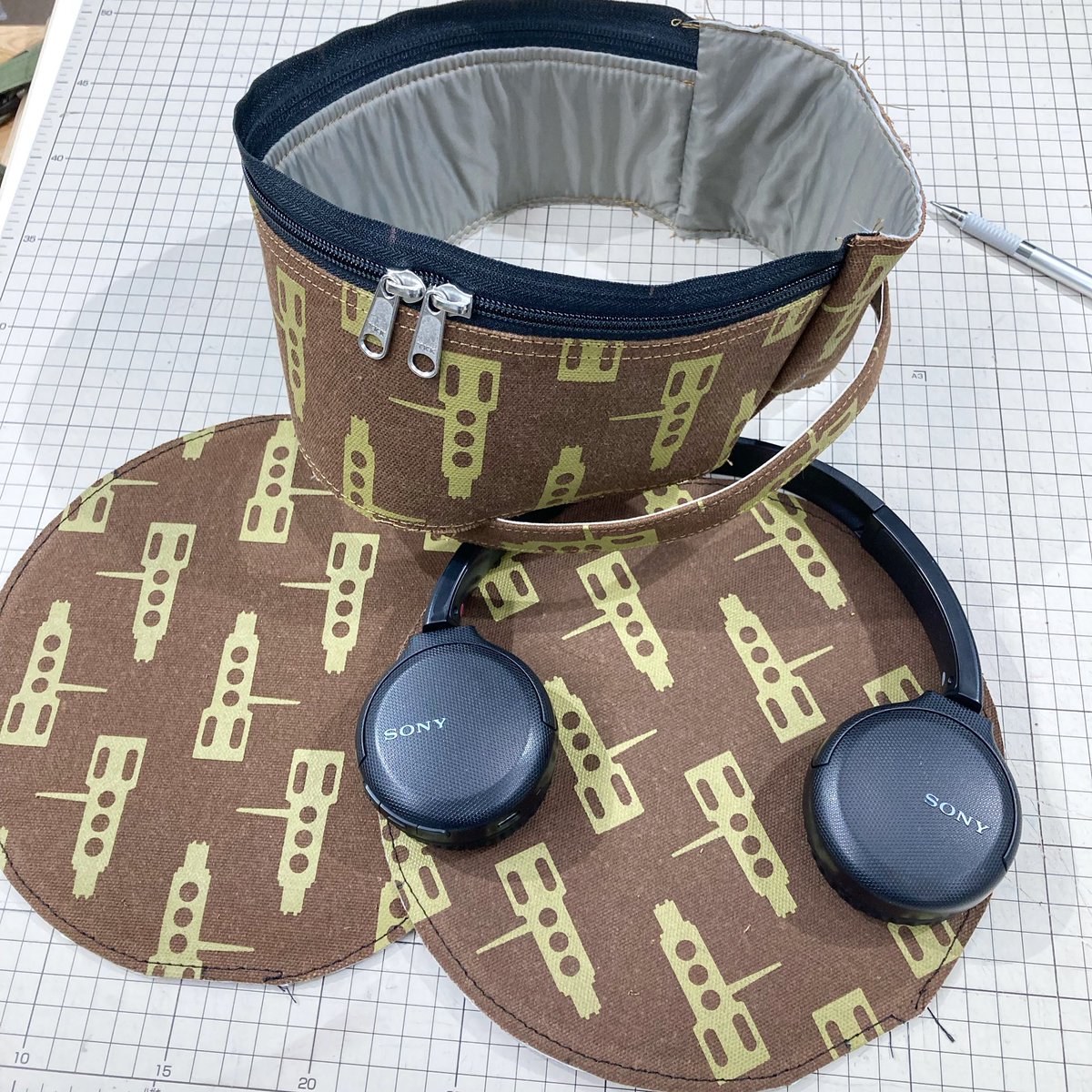 1stimps's tweet photo. ヘッドフォンケースを製作中。 #dj #vinyl #handmade #bag #45rpm #7inch #headphone #headphonecase #technics #sl1200 #headshell https://t.co/mUHrhy1dMj