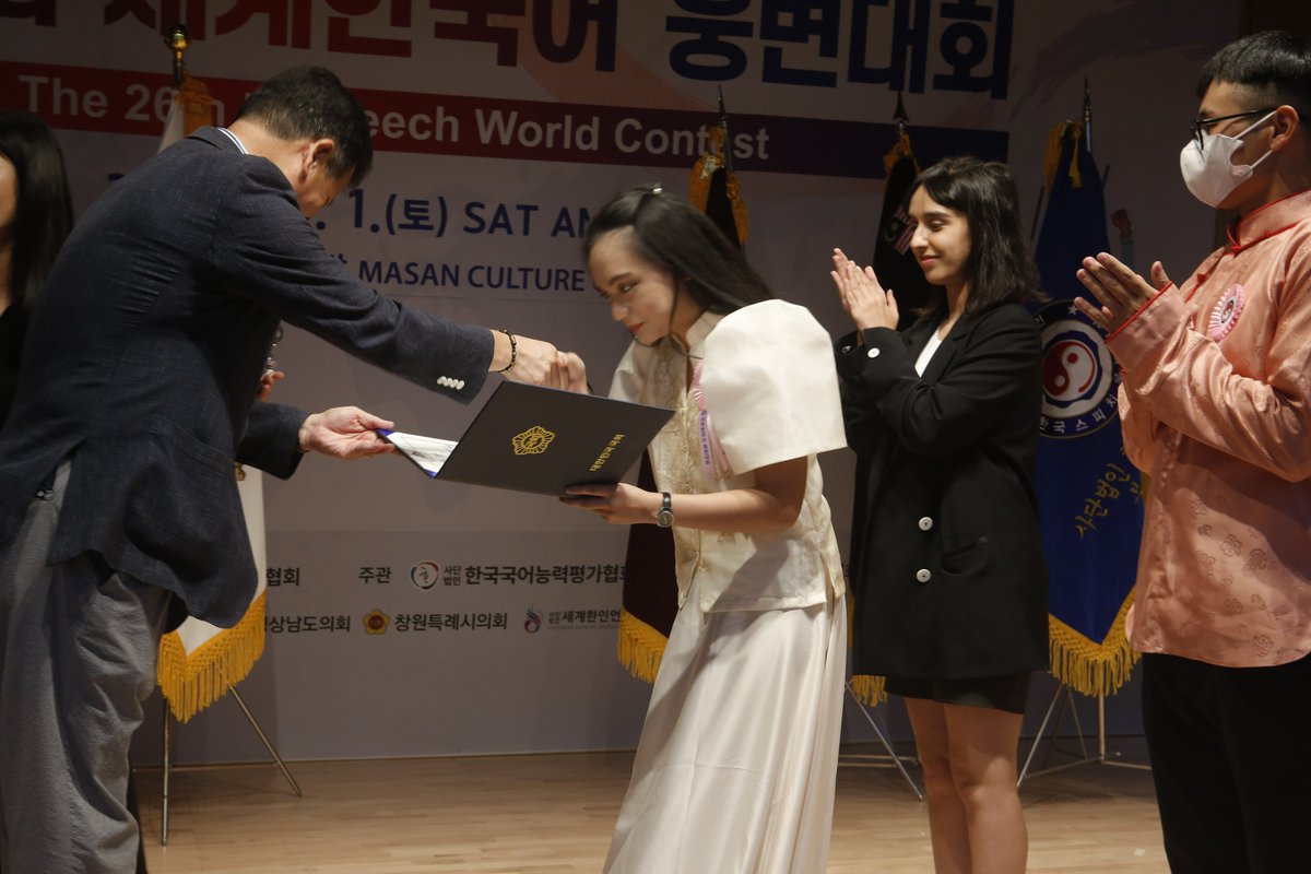 KCCPHIL's tweet photo. Congratulations!

Last October 1, Lanalee Landingin was awarded as the Runner-Up in the foreigner category at The 26th K-Speech World Contest hosted by Korea Speech·Eloquence Association. https://t.co/sBrw6Ly1VI