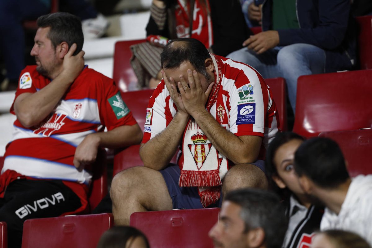 LBMORO's tweet photo. Esta foto de un aficionado del Sporting ayer en Los Cármenes deberían verla en el vestuario,la gente de a pié hace(mos)muchos sacrificios para ver a NUESTRO Sporting,nos da igual el resultado pero queremos sentirnos orgullosos de quien lleva esa camiseta en el campo. https://t.co/JdclNoeorY