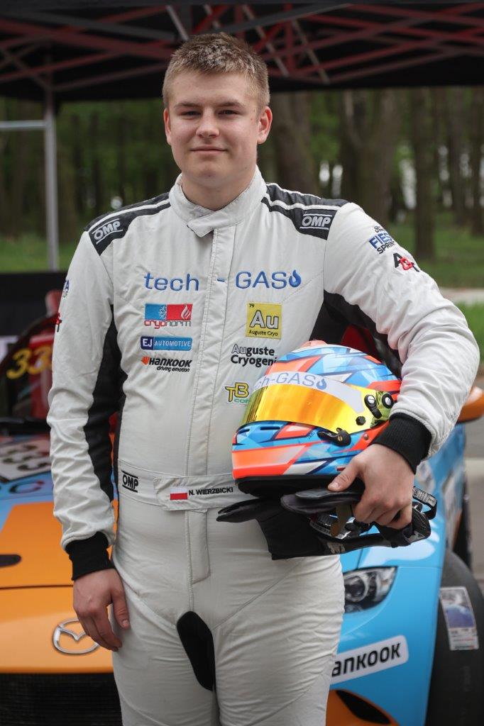 Mx5cupMazda's tweet photo. Nikodem Wierzbicki: Mazda MX-5 to świetny samochód wyścigowy

Najmłodszy kierowca drugiej edycji pucharu Unitel Mazda MX-5 Cup Poland, pochodzący z Poznania 19-letni Nikodem Wierzbicki zdobył tytuł mistrzowski. Kim jest Nikodem? 

https://t.co/i3R2AStHgC https://t.co/AeXq6YBpAu