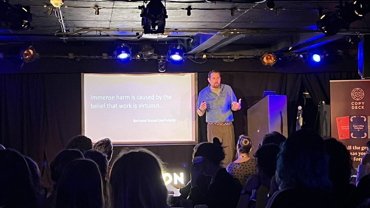 STEcopywriting's tweet image. And we’re off. Mr @Boultini sharing his idle thoughts of an idle fellow at #CopyCon22 

#CopywritersUnite @KomediaBrighton @procopywriters