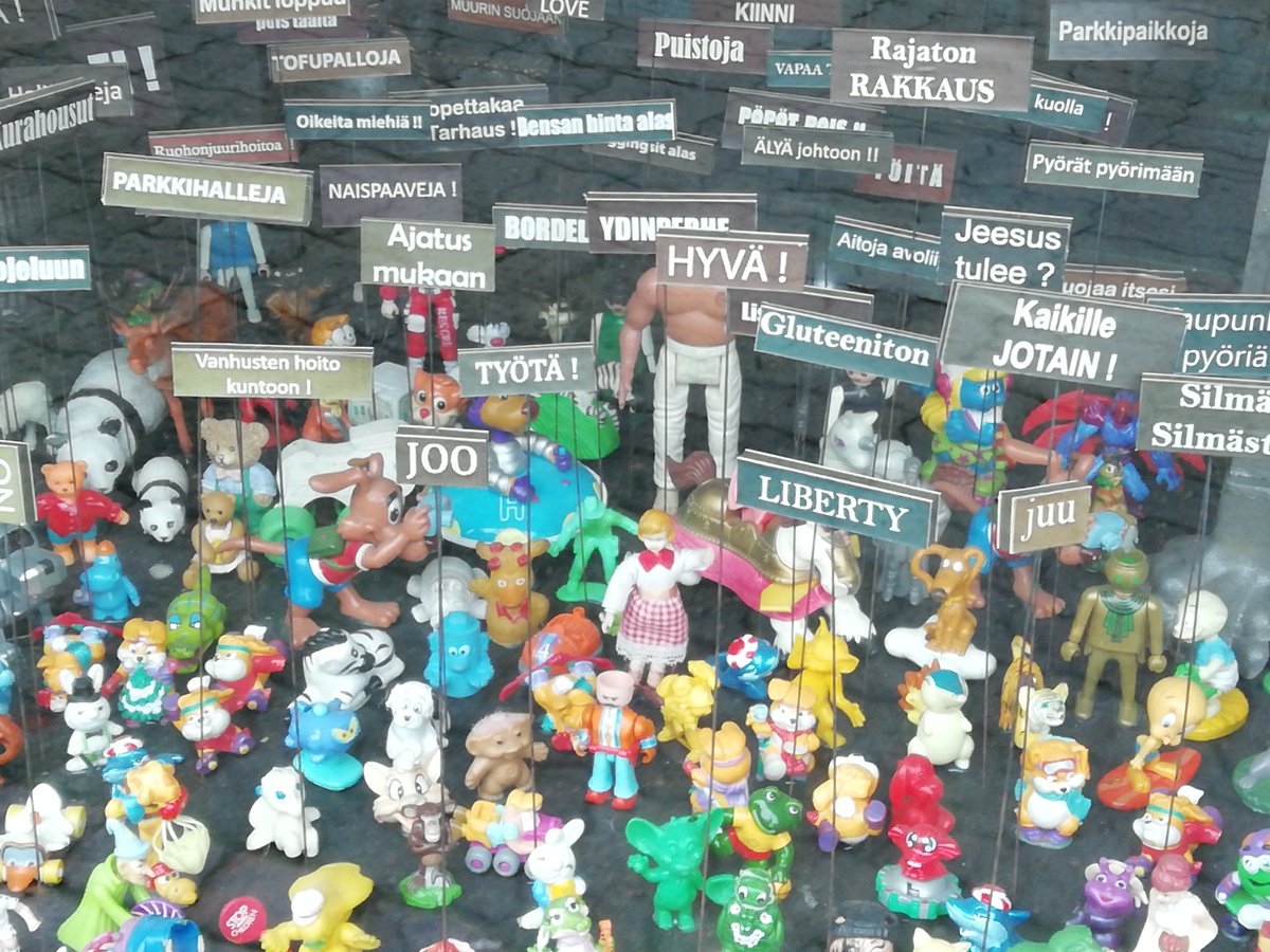 pekkarahko's tweet photo. Lisää taidetta katukuvaan! Kuvassa yksityiskohta Kalle Nurmisen teoksesta Demokratia. Löytyy #Oulu Kirkkokadulta. https://t.co/TD50Ap7IRA