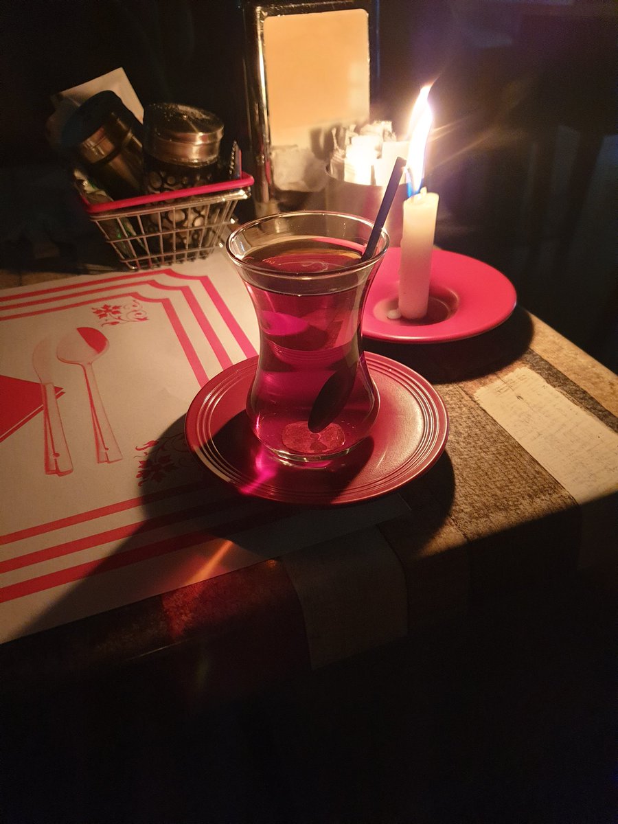 Elektrikler kesilmiş. Olsun, çaya devam