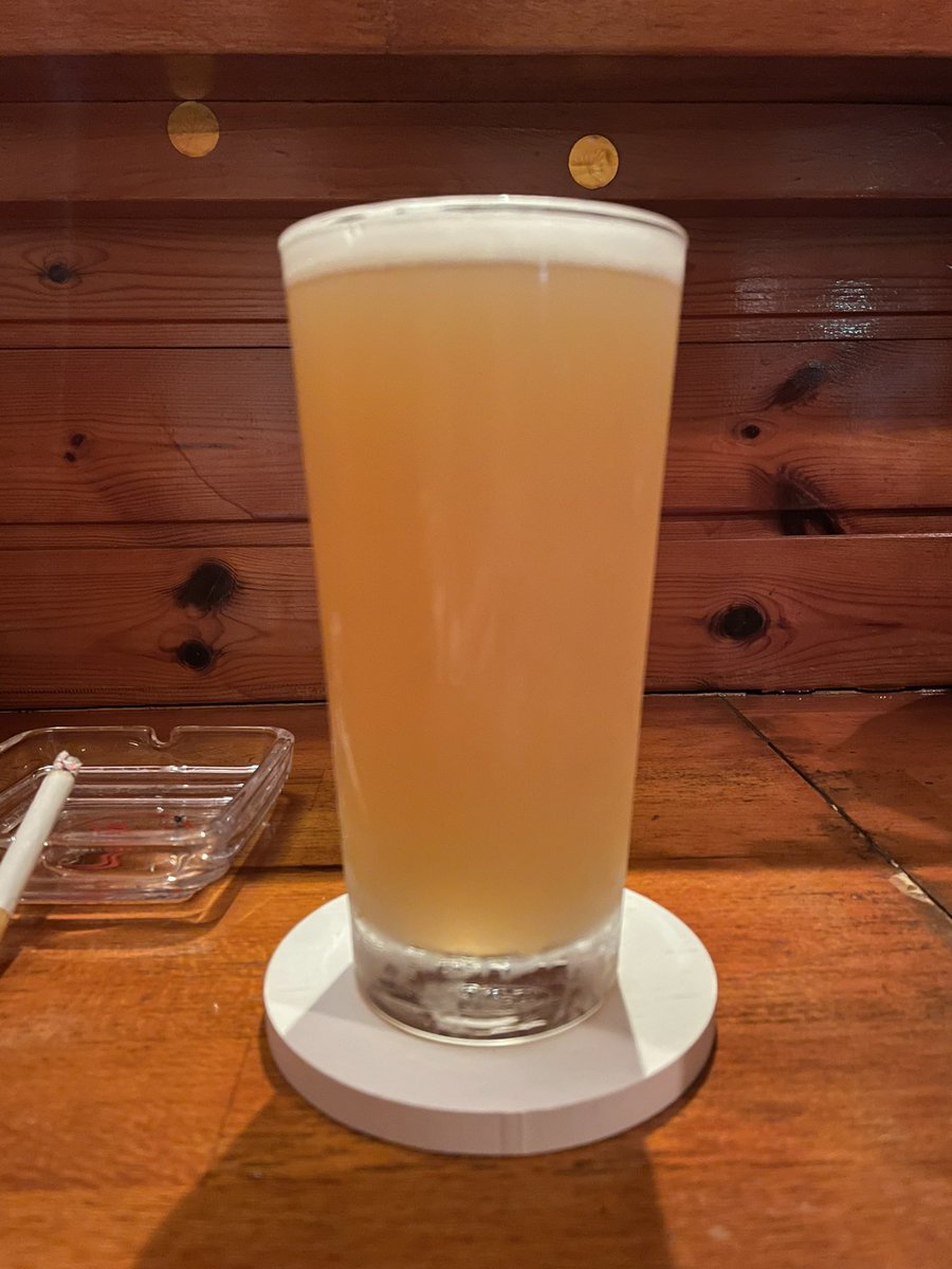 Tsubameruuu_24's tweet photo. 横須賀駅前にて #クラフトビール
・桃ヴァイツェン(箕面) ‐ #2TAPS
超限定ビール‼️
爽やか〜🥰🍃なビール🤗
後味にほんのり香る桃🍑が喉を潤してくれます☺️
それながら、キレのある飲みごたえありの美味しい一杯でした‼️🥰 https://t.co/oT5yJzj59z
