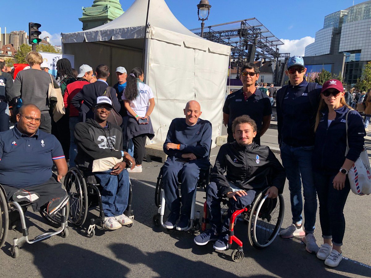 Nos paratriathètes @rigaudeau_thibaut et <a href="/heloise/">Heloise Tudor</a>.courvoisier.paratri étaient présents ce samedi 8 Octobre Place de la Bastille pour la première édition des journées paralympiques.