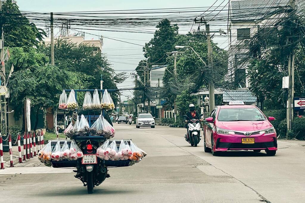 Typical Bangkok street scene. #streetphotography #streetphotographer #streetvendor #fruit #fruits #fruitvendor #taxi #motorbike #street #streetscene #snapshot #photography #photographer #loves_united_thailand #loves_thailand #thaiinstagram #thaistagram #… instagr.am/p/CjsCF36vo3e/