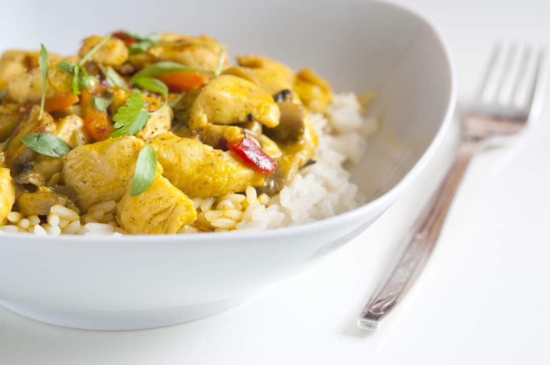 MjoyCoffeeFood's tweet photo. De vrijdag staat bij M-joy in het teken van lunch en diner. De vrijdagavond zijn wij open voor diner tot 21.00 uur. Lekker uitgebreid tafelen of voor de snelle hap aan onze bar. De daghap voor morgen is een kip kerrie van kippendijen gereserveerd met stomende rijst. https://t.co/g8dxYuXDTY