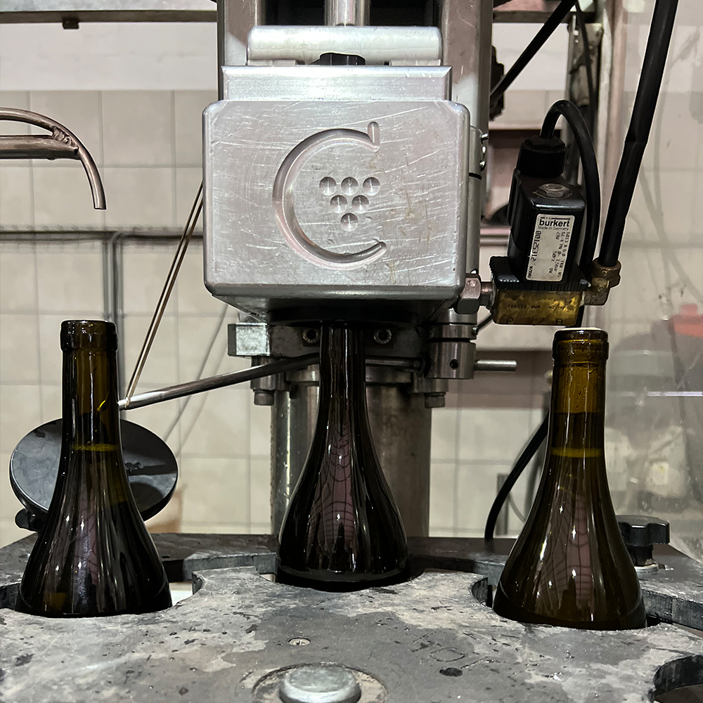 CollectibleVntg's tweet photo. A few snaps from bottling day. Pictured from right CEO @ClaytonJFoster, Co-Founder &amp; Master Sommelier @garethferr, collaborating winemaker @IanNaude, &amp; Master Sommelier @RonanSayburnMS 🥂Oniv will be a limited edition release, with just 1120 bottles available for purchase #chenin https://t.co/wUuEONrdoJ