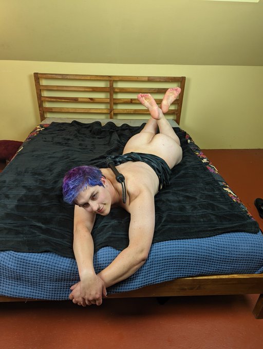 Attention Hole’s pics and videos