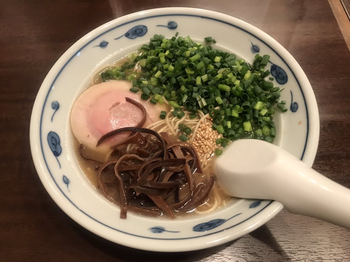 nodoguro11's tweet photo. 五泉市のRamen.DAISENMONにて博多ラーメン(ハリガネ)+ねぎばか&替���玉(バリカタ)。博多ラーメンは夜営業だけのメニュー。軽くとろりとしたスープは程よく濃厚、程よく豚骨臭あり。薬味は辛子高菜、白胡麻、刻みにんにく、紅生姜。めちゃくちゃ美味しかった〜(о´∀`о)
#RamenDAISENMON #DAISENMON https://t.co/NwfXSMpbCl
