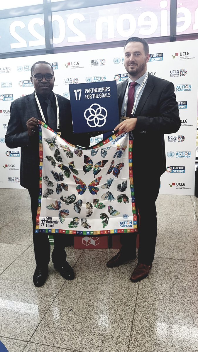 vvsg's tweet photo. @RutgerDeReu vertelt op @UCLGCongress hoe Vlaamse lokale besturen SDG's gebruiken om #lokaal beleid vorm te geven: "In crisistijd moeten we meer dan ooit vasthouden aan het solide kader van de SDG's. Door samenwerking kunnen we wereldwijd onze toekomst veilig stellen." https://t.co/LThfYHuU5R