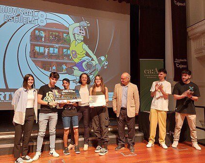 ies_dgq's tweet photo. Nuestros alumnos han ganado los Premios Andaluces El Audiovisual en la Escuela en la categoría de Educación Secundaria Obligatoria con el vídeo 'Si pasa, usa las redes con cabeza' https://t.co/hyyyG5ShvU https://t.co/18iB5NEsKv