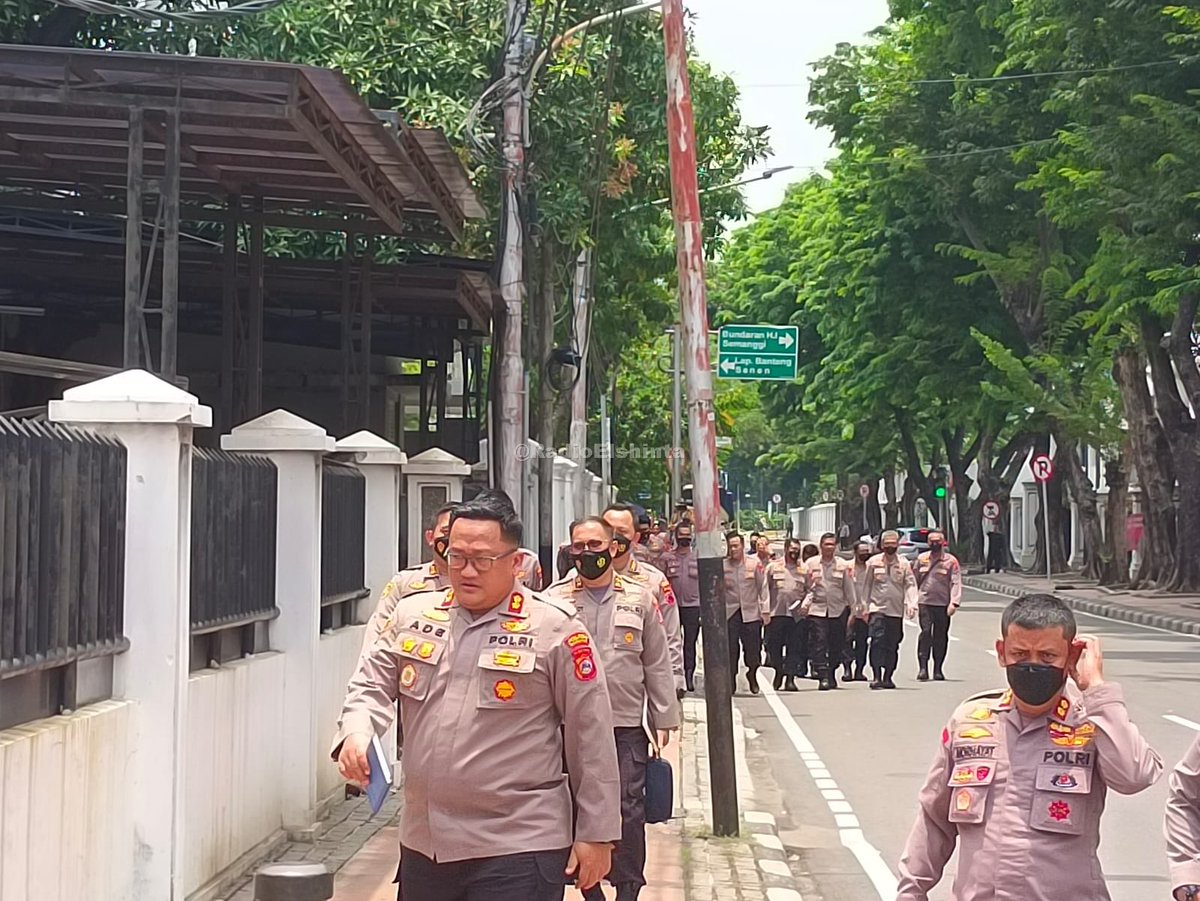 Tanpa ajudan.
Tanpa tongkat komando.
Tanpa emblem.
Mereka nampak seperti mas-mas karnaval biasa di jalan pas acara 17-an.

Ide siapa sampai Presiden mengundang mereka seperti ini, sampai ada tes urin segala?