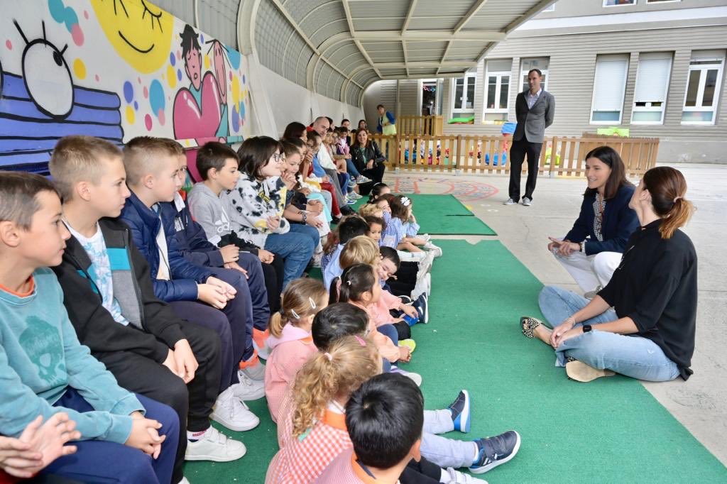 Gema Igual Ortiz (@gemaigual) on Twitter photo 🎒🕊Con <a href="/Ruthypeich/">Ruth Beitia vila</a> en <a href="/quintaporrua/">CEIP QUINTA PORRÚA</a>, un colegio de #Santander que es un ejemplo por su lucha contra el #bullying
🏫Regresamos al centro para entregar a los alumnos los diplomas por su participación en el programa municipal Tutorías entre Iguales <a href="/TeiPrograma/">ProgramaTEI Oficial: Acoso Escolar, Ciberbulying</a> Tolerancia cero‼️🙏🏻 🎒🕊Con <a href="/Ruthypeich/">Ruth Beitia vila</a> en <a href="/quintaporrua/">CEIP QUINTA PORRÚA</a>, un colegio de #Santander que es un ejemplo por su lucha contra el #bullying
🏫Regresamos al centro para entregar a los alumnos los diplomas por su participación en el programa municipal Tutorías entre Iguales <a href="/TeiPrograma/">ProgramaTEI Oficial: Acoso Escolar, Ciberbulying</a> Tolerancia cero‼️🙏🏻