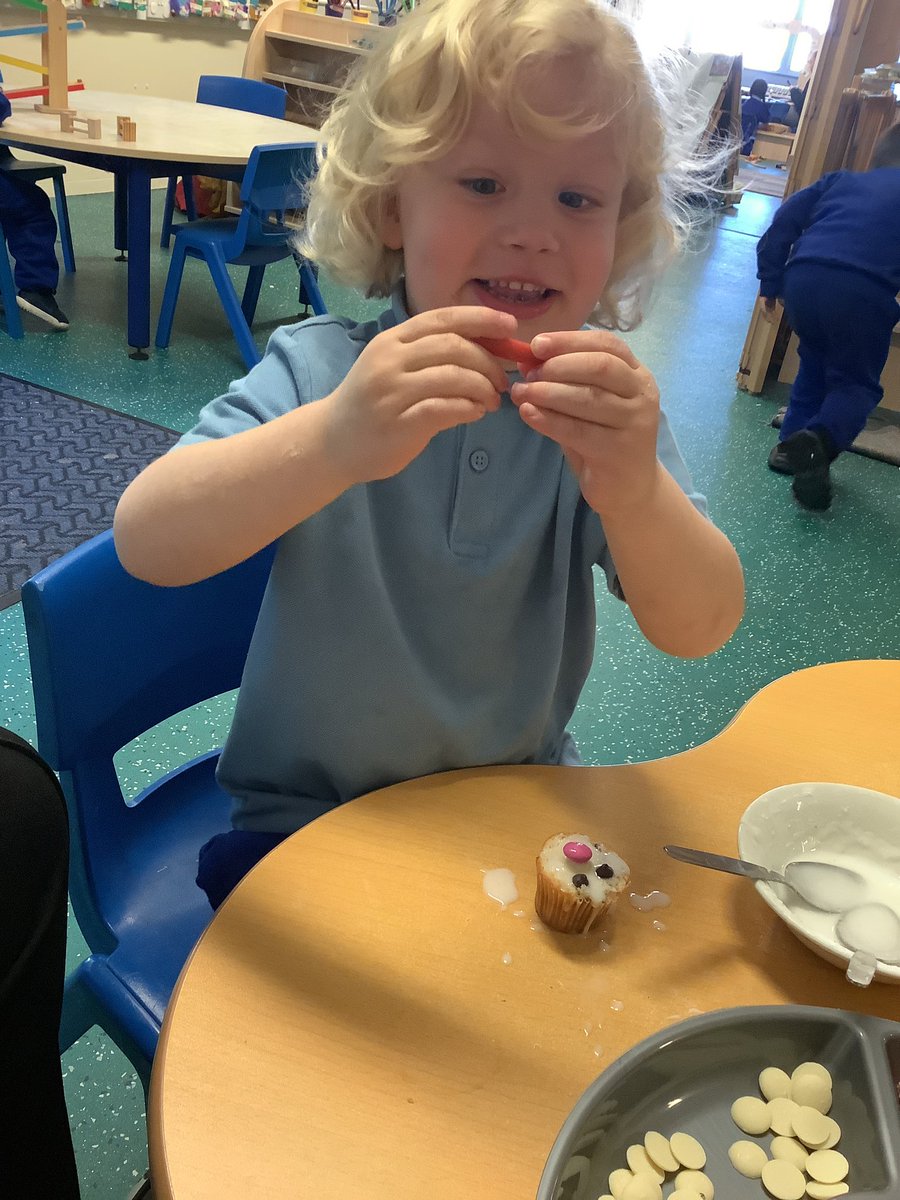 oli_nursery's tweet photo. We’ve been busy bakers making tasty treats in Nursery after singing #PataCake! Don’t you love our happy faces! #YouChooseBooks @csergeant3 @DeputyOLI @oli_primary #olipdt #olipreading https://t.co/PFdKMuDAib