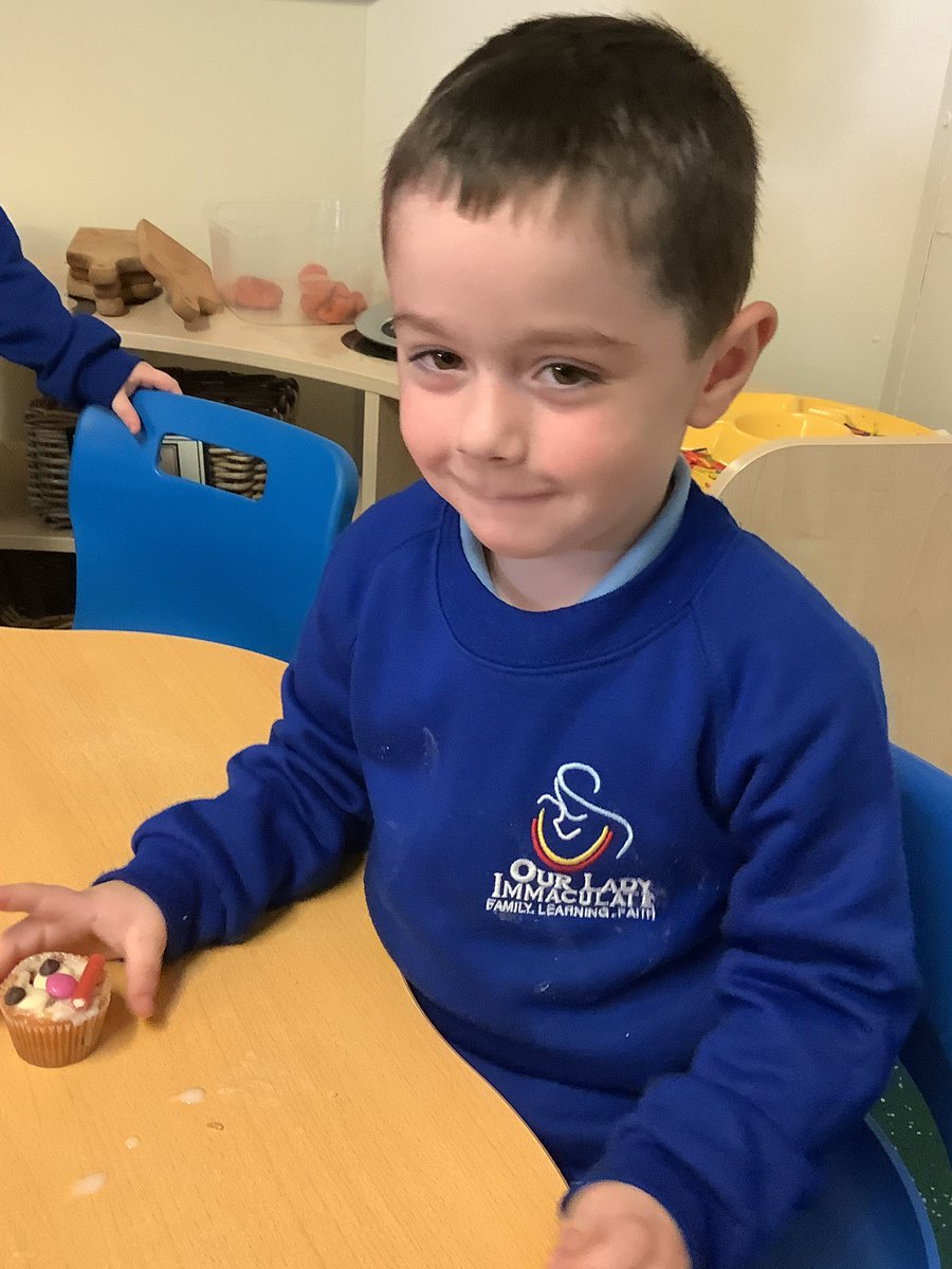 oli_nursery's tweet photo. We’ve been busy bakers making tasty treats in Nursery after singing #PataCake! Don’t you love our happy faces! #YouChooseBooks @csergeant3 @DeputyOLI @oli_primary #olipdt #olipreading https://t.co/PFdKMuDAib