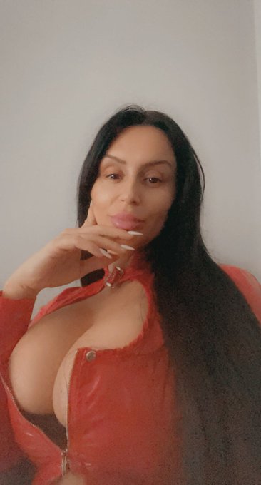 Just my boobs breaking the dress 🙄🙄🫠🫠🫠 https://t.co/ilE7yXetw7