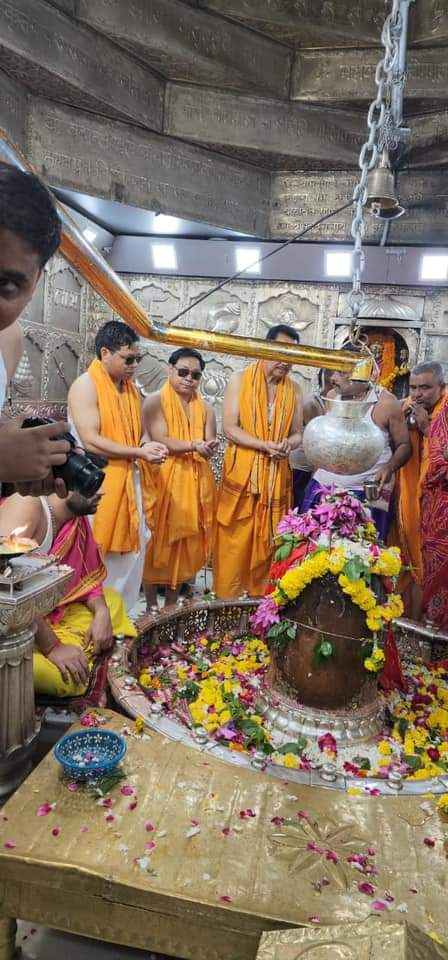 droma_sangge's tweet photo. #KalaChasma inside the temple  looks very odd😬😬
I understand there might be a reason but even though,it's looks too odd.
@Laisam_Simai
@karikhokri 
@ChownaMeinBJP https://t.co/ZxkJ98YYw3
