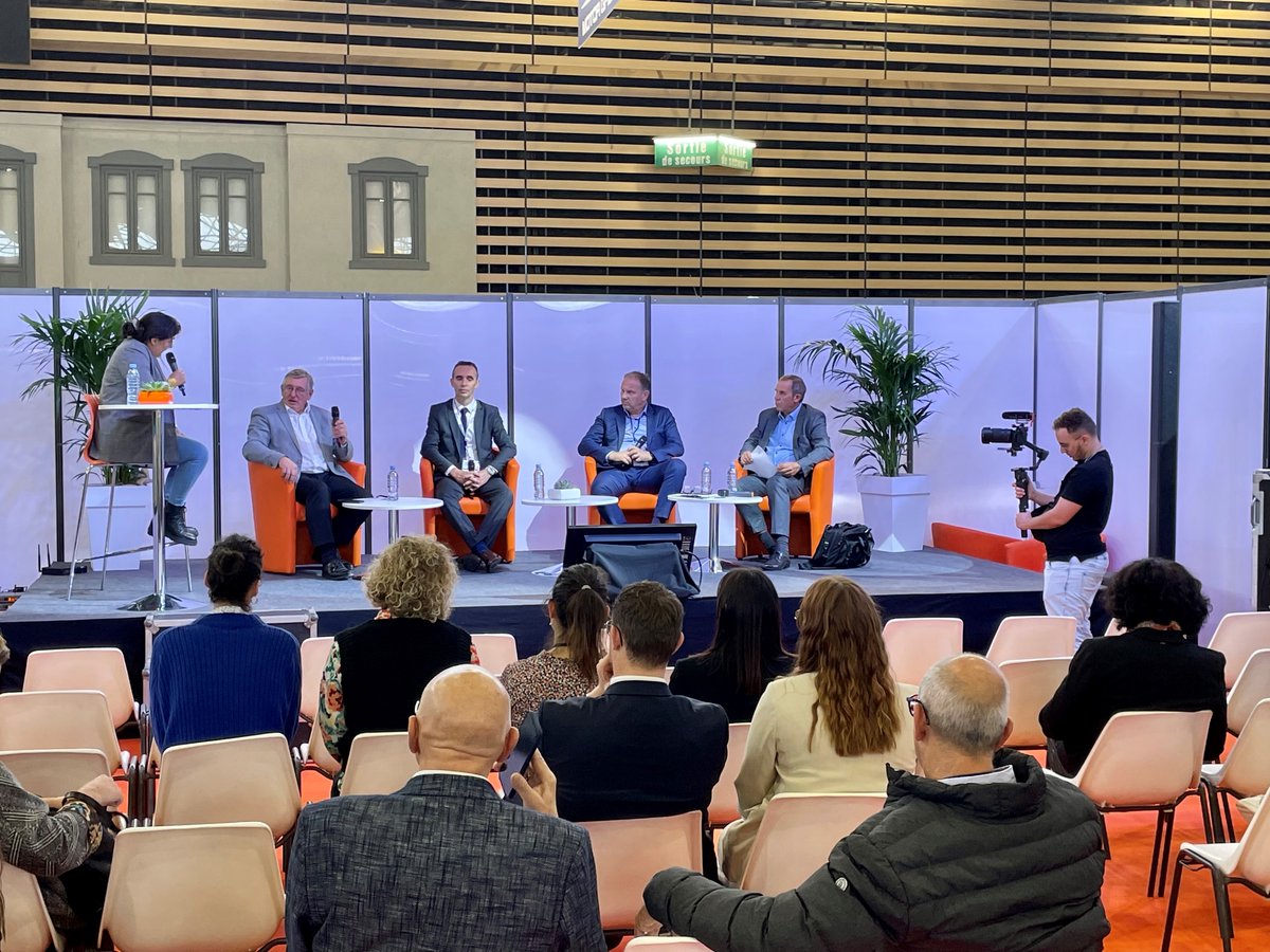 Michel Seyt (<a href="/REUNIRmobilite/">RÉUNIR</a>), Stéphane Espinasse (<a href="/IvecoFrance/">IVECO France</a>), Alexandre Marq (Glazing Bus&amp;Trucks) et Philippe Gaso (Flip Elec) échangent autour des incertitudes en temps de crise et la manière de les gérer pour les entreprises de transport de voyageurs à #AutocarExpo2022.