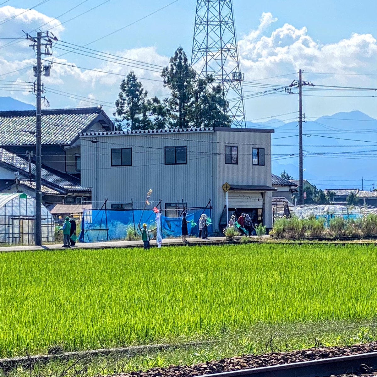 nyanto_shi's tweet photo. 南砺を走る観光列車。ここの地域の皆さんは開業からお手振りを続けておられるが。お手振りしてもらえたら、嬉しいちゃね。ようこそ、南砺へ。また来て、南砺へ。
#富山県 #南砺市 #べるもんた #福光 #japan #toyama #nanto #japantravel #japantrip #pleasuretrain #sightseeingtrain #omotenashi https://t.co/dj9kKmXUsV