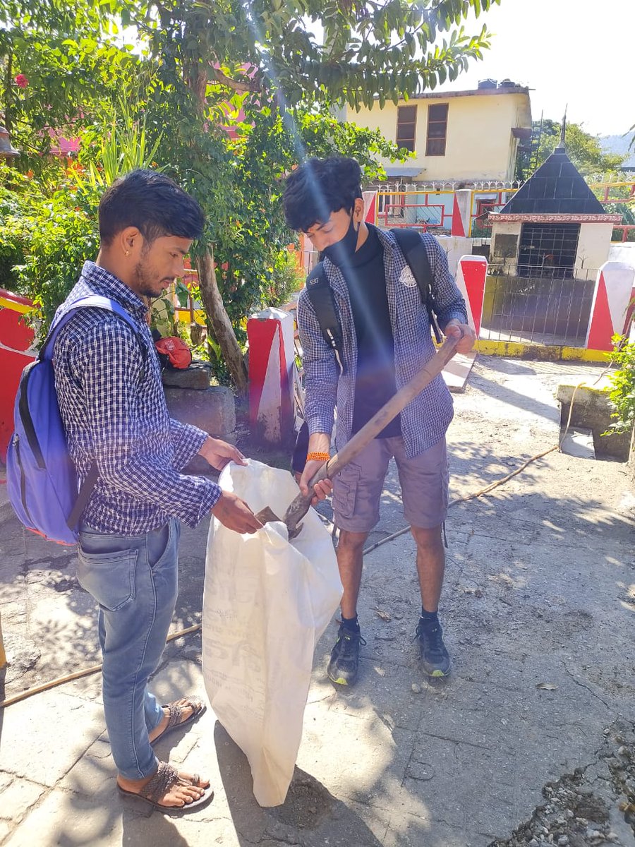 BageshwarNyks's tweet photo. आज नेहरू युवा केंद्र के स्वयंसेवक द्वारा बृहद रूप से राधा कृष्ण मंदिर पर स्वच्छता अभियान चलाया गया #cleannessDrive #CleanIndiaCampaign2022 #SwatchBharatMission2.0 @Nyksindia @NyksUttarakhand @PMOIndia @ianuragthakur https://t.co/Br1y86gGlX