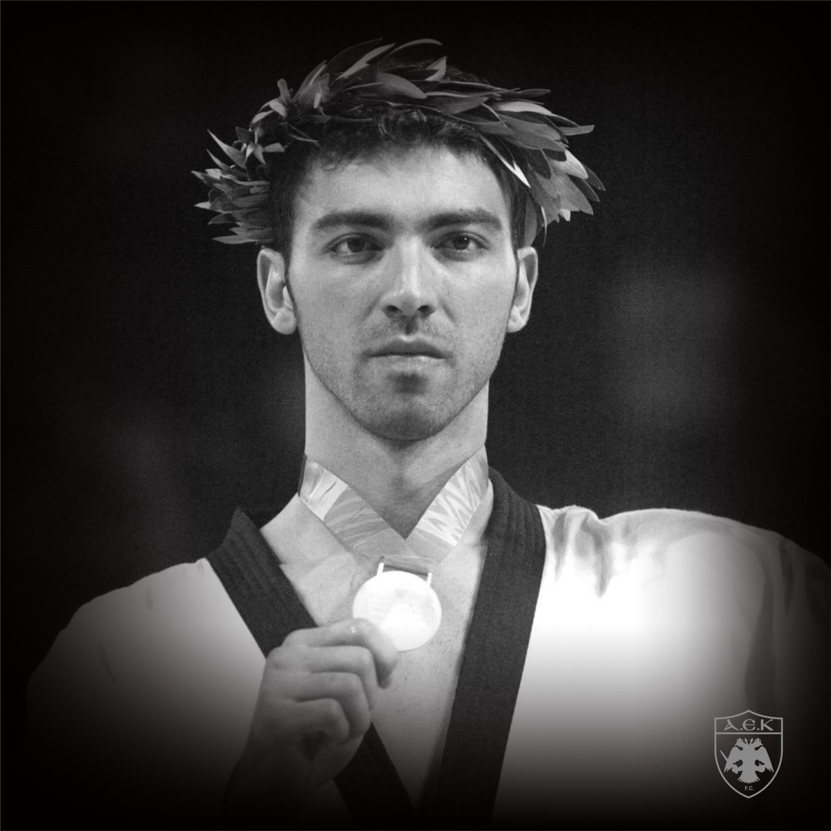 AEK_FC_OFFICIAL's tweet photo. Η Ελλάδα, ο αθλητικός κόσμος της χώρας και πάνω απ’ όλα η κοινωνία, θρηνούν σήμερα για τον αδόκητο χαμό του Αλέξανδρου Νικολαΐδη, που άφησε ανεξίτηλο το στίγμα του ως αθλητής και ως άνθρωπος.  Η ΠΑΕ ΑΕΚ εκφράζει τα ειλικρινή της συλλυπητήρια στους οικείους… https://t.co/RgEgVhtYDA