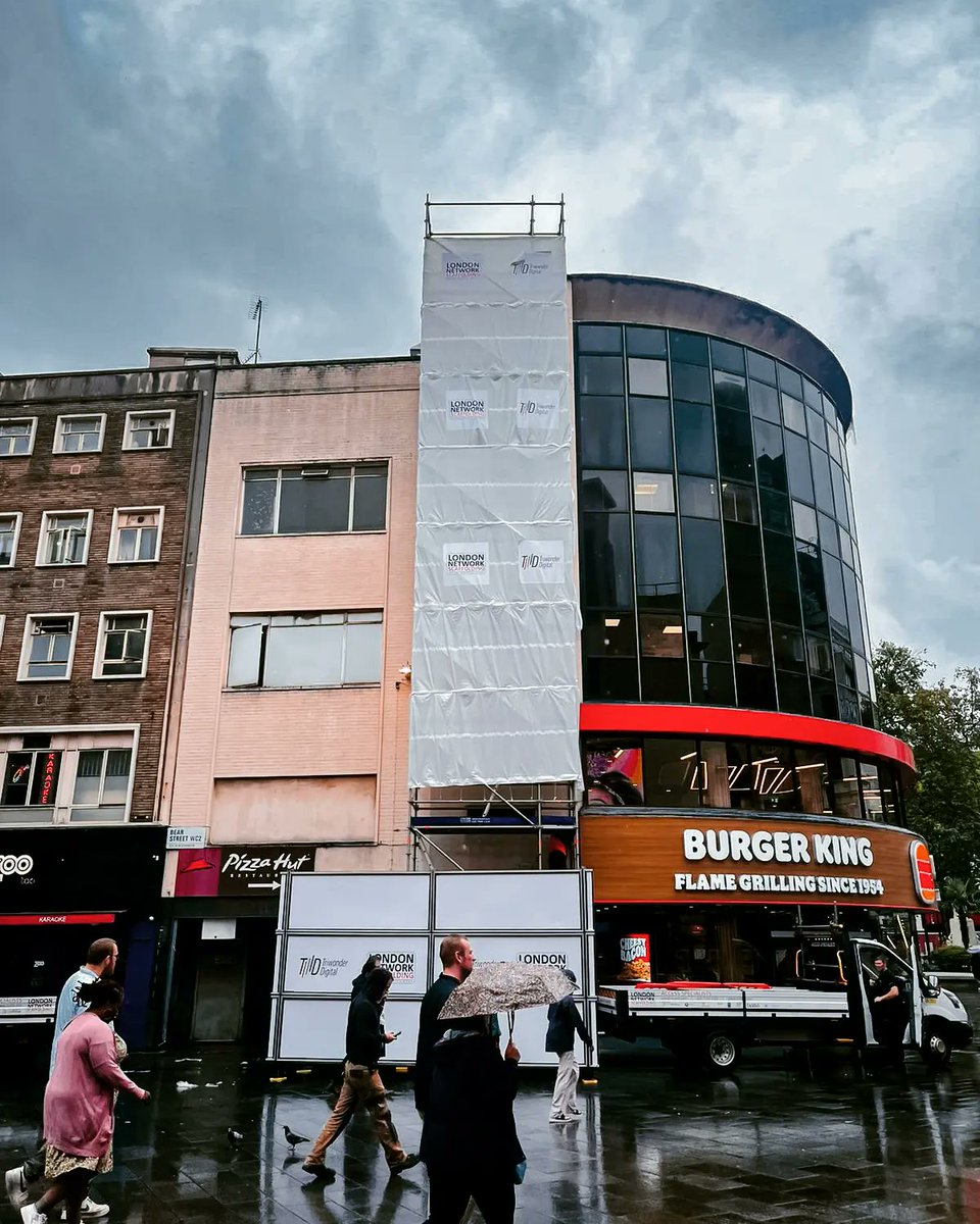 _LNSLTD's tweet photo. 🇬🇧🍔🍕 Current view of our scaffolding in London's iconic Leicester Square for the installation of new digital advertising signage beside @burgerkinguk and above @pizzahutuk using our @Layheruk allround system and protect hoarding. Food for thought 😉 https://t.co/S04WelKVvs