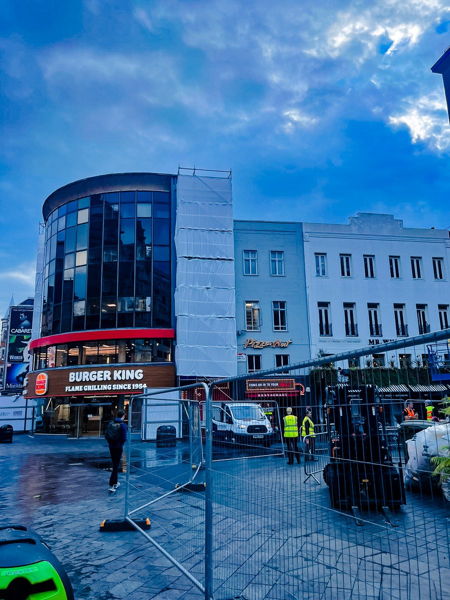 🇬🇧🍔🍕 Current view of our scaffolding in London's iconic Leicester Square for the installation of new digital advertising signage beside @burgerkinguk and above <a href="/pizzahutuk/">Pizza Hut UK</a> using our <a href="/Layheruk/">Layher UK</a> allround system and protect hoarding. Food for thought 😉