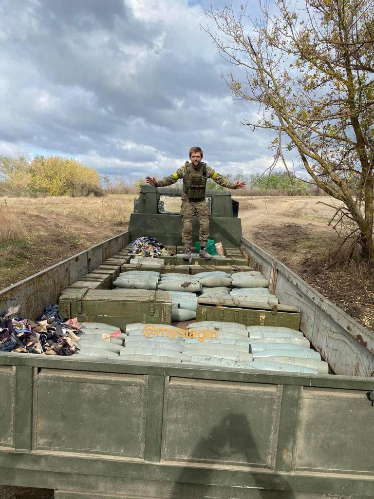 kardinal691's tweet photo. #KHERSON
Our defenders in the #Kherson region with a captured #MSTA_B and a lot of 152-mm shells 🔥
#ukraine #putinisamasskiller #putinisawarcriminal @kardinal691 https://t.co/7pYVymeRUG