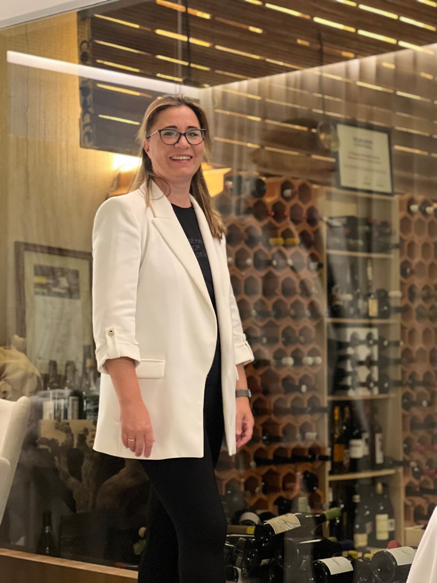 The national award to the best sommelier 2022 has been awarded by Spain's Royal Academy of Gastronomy to Cristina Díaz, who with her husband, chef Fran Martínez, has been running for 19 years the Michelin ** Maralba in Almansa, SE Spain. Well deserved!