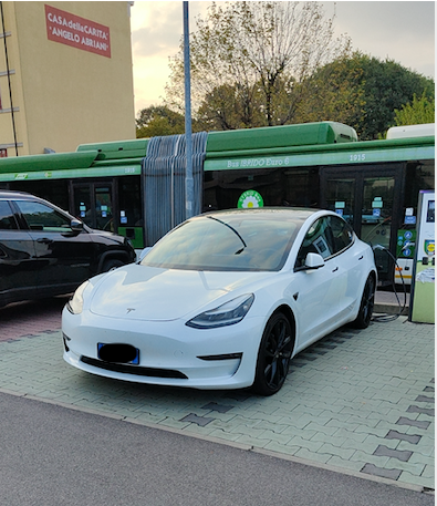 vaielettrico's tweet photo. IL LETTORE INDIGNATO / Ignazio fa la spesa in un @LidlItalia  di #Milano  e a volte usa la ricarica #gratis . Ma spesso la colonnina è occupata ore e ore dalla stessa #Tesla Model 3. "Comprano auto da 67.000 euro e poi caricano alle colonnine gratis?“⬇️

https://t.co/TILJzFBshj https://t.co/TXjRzIqu4v