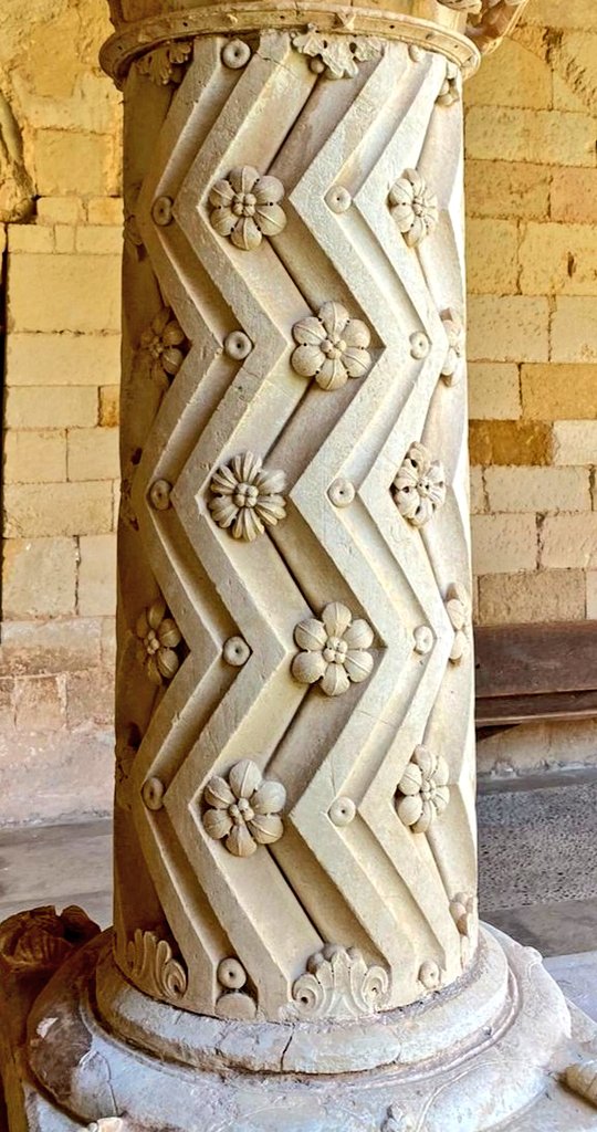 ¡Buenos días! ¿Hacemos un hilo sobre columnas románicas? 🙂. Las hay realmente preciosas con todo tipo de decoración, vegetal, escenas religiosas, escenas profanas, hay estatuas-columna.....
Empiezo con la del Monasterio de San Andrés de Arroyo, Santibañez de Ecla #Palencia
