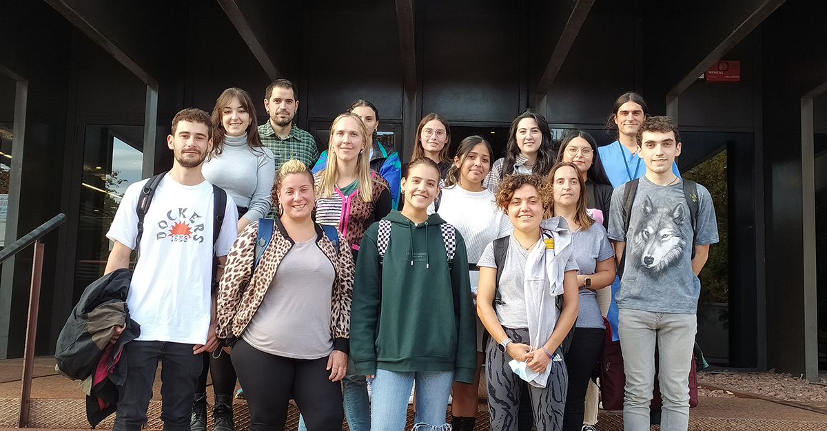 navarrabiomed's tweet photo. 👥 Ayer recibimos a estudiantes del Curso de Especialización en Cultivo Celular de la Escuela Sanitaria Técnico Profesional de #Navarra (#ESTNA).
👩🔬 Profesionales del #Biobanco y de la Unidad de #Oncobiona se encargaron de mostrarles las instalaciones y laboratorios del centro. https://t.co/Ivq102eJBf